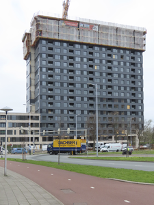 901609 Gezicht op de bouw van een woontoren voor studenten en starters op het terrein van het gesloopte Centraal ...